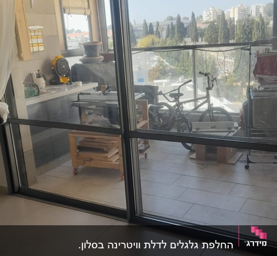 מרפסת עם תריסים פתוחים ונוף עירוני